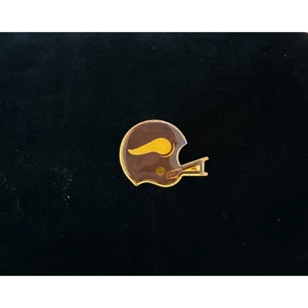 Vtg Minnesota Vikings Helmet Horn Logo Enamel Lapel Pin‎ Purple Gold NFL